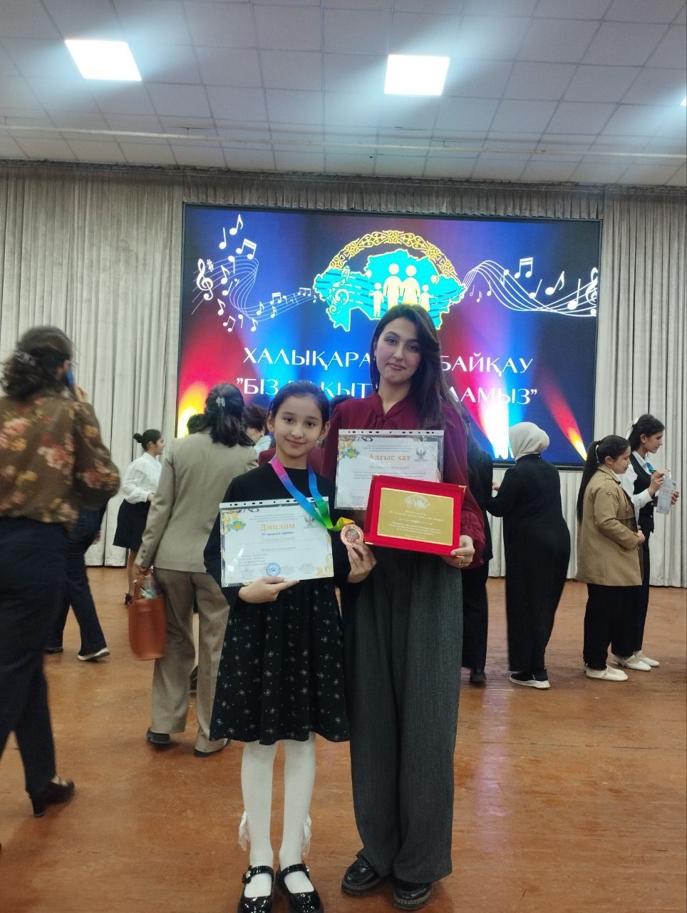 Biz baxtli bo'lamiz xalqaro ko'rik tanlov fortepiano sinfi o'quvchisi